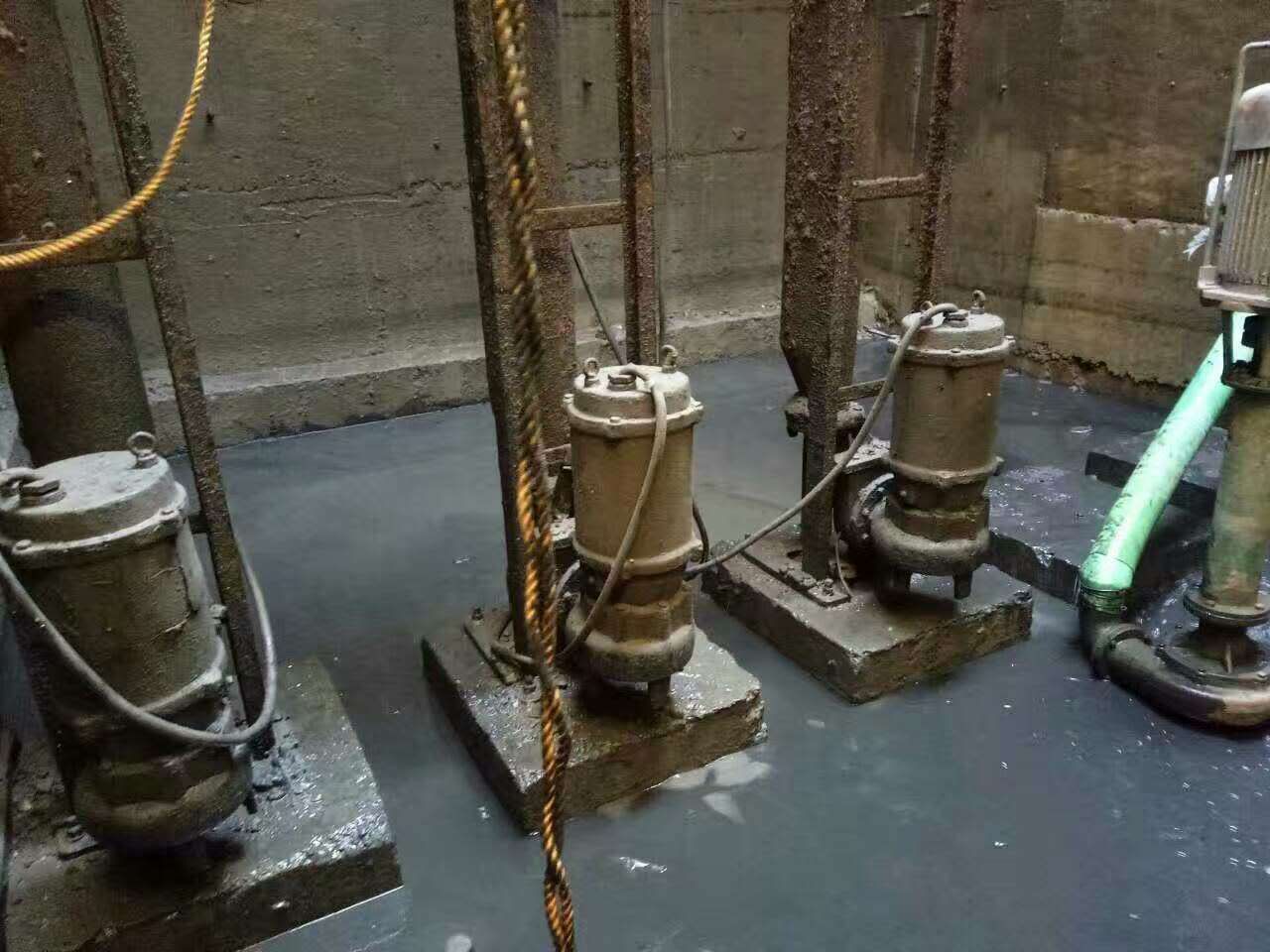 西乌珠穆沁污水池清理