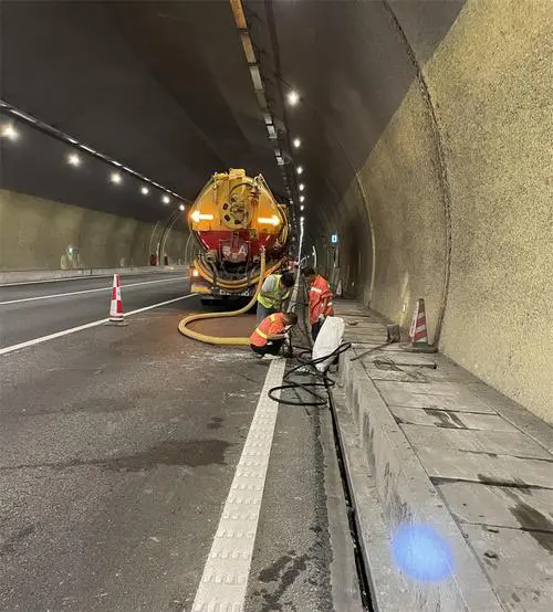 西乌珠穆沁隧道排水渠清淤